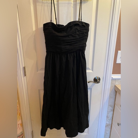 Reformation A-line With fitted ruched bodice and relaxed skirt, midi silhouette - Picture 5 of 7